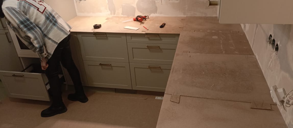 Снятие шаблона из оргалита для Г-образной столешницы Аварус R575 Красная Поляна — замер на объекте