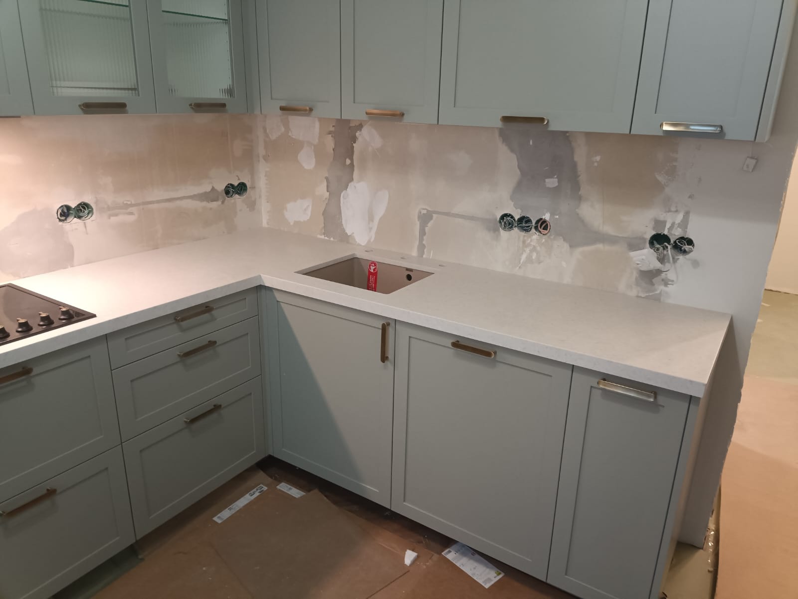 Г-образная кухня со столешницей Аварус R575 Красная Поляна — вид с угла, мойка нижнего монтажа и стеновая панель