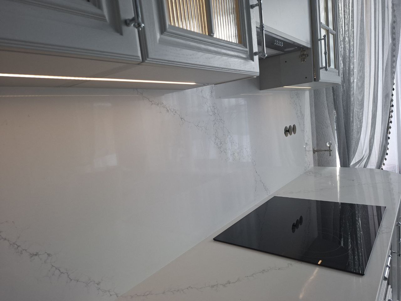 Столешница и стеновая панель из кварцевого агломерата Аварус R777 Москва Белокаменная — белый с серыми прожилками