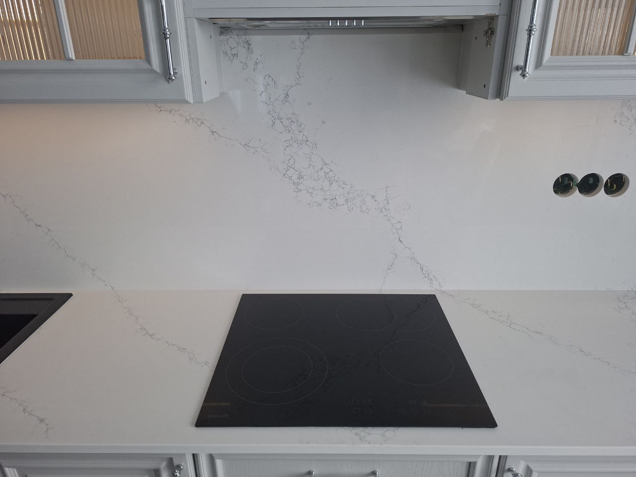 Кухня со столешницей Аварус Москва Белокаменная и стеновой панелью из кварца — общий вид