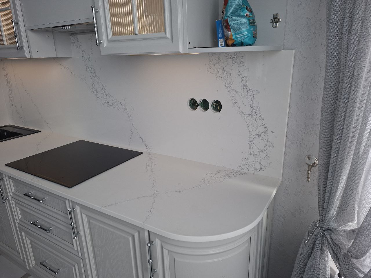 Крупный план столешницы Аварус R777 Москва Белокаменная — накладная мойка, прямая кромка