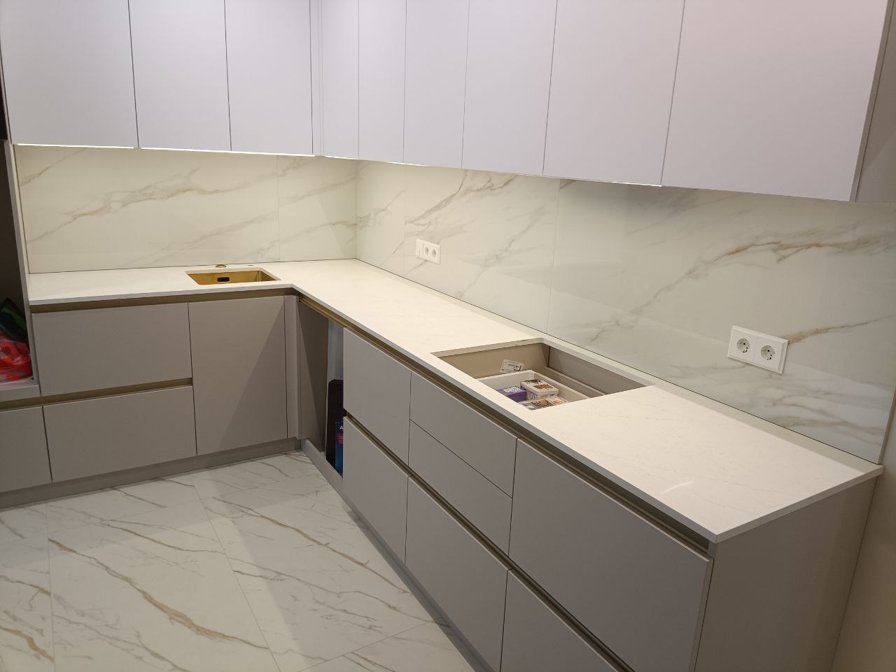 Угловая кухня со столешницей из кварцевого агломерата Аварус R723 Солнечный Сочи — белый с золотыми прожилками