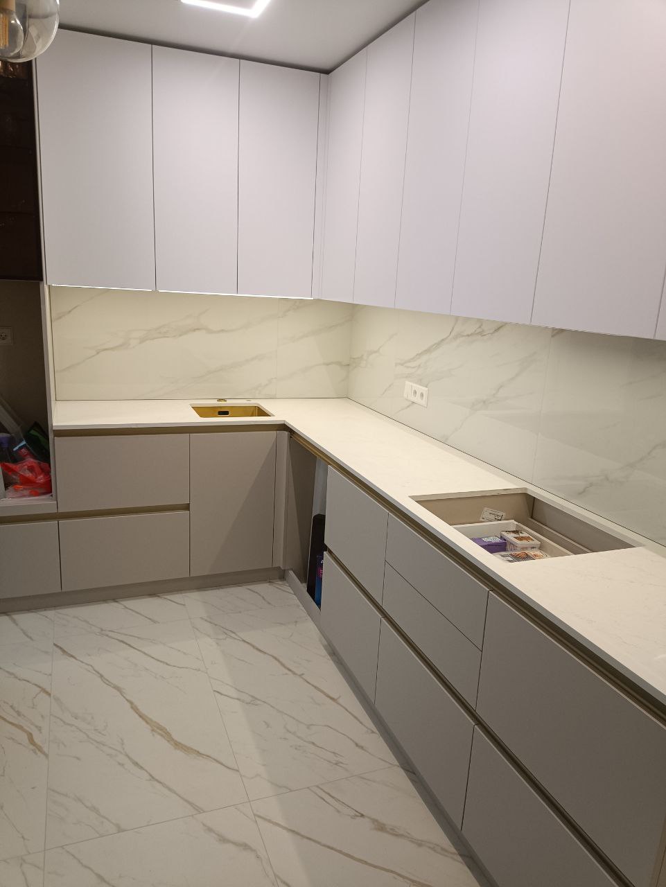 П-образная кухня с кварцевой столешницей Аварус Солнечный Сочи и керамическим фартуком под мрамор Calacatta