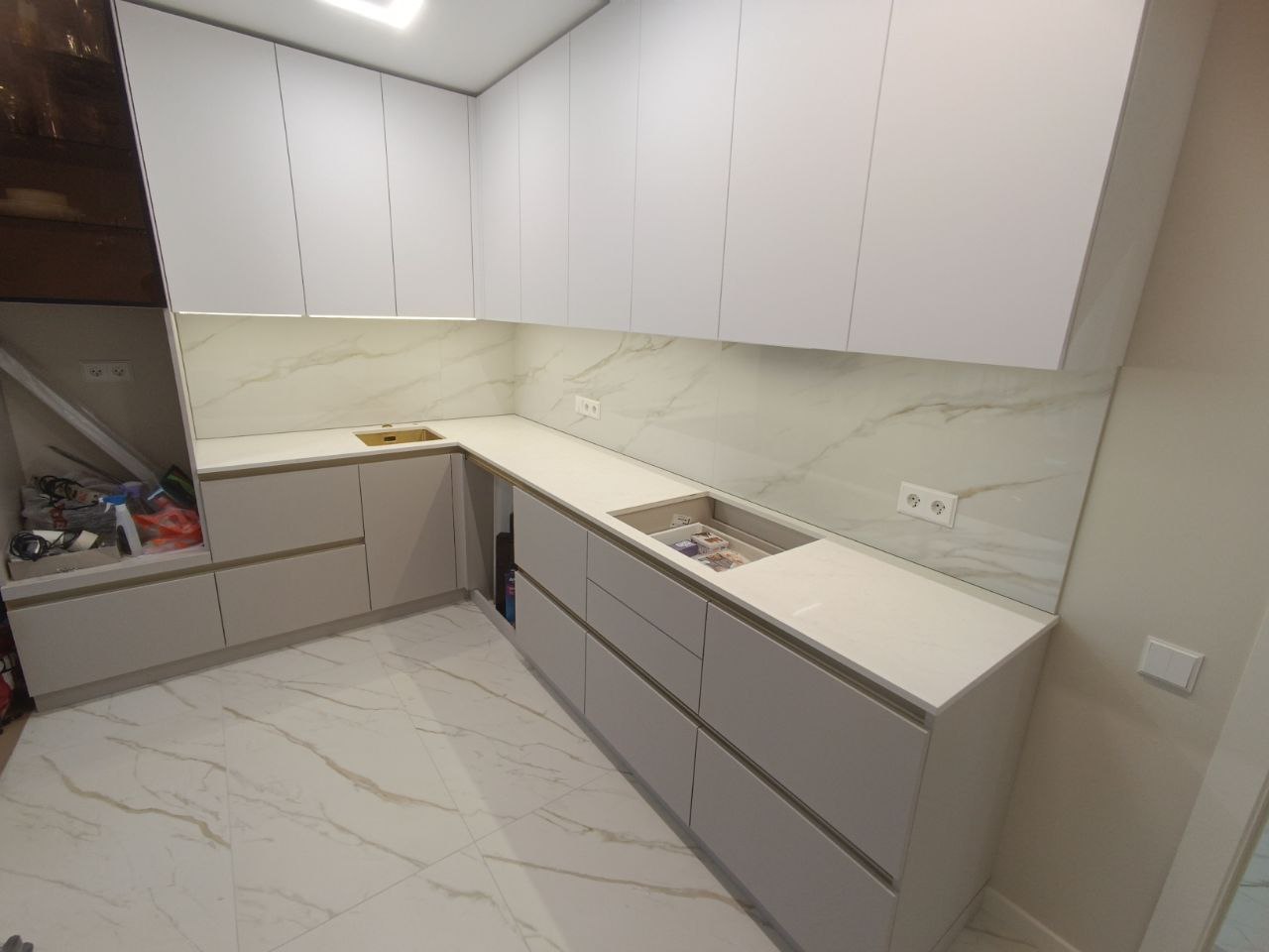 Столешница из кварца Аварус Солнечный Сочи — вид с противоположного угла, общий план кухни