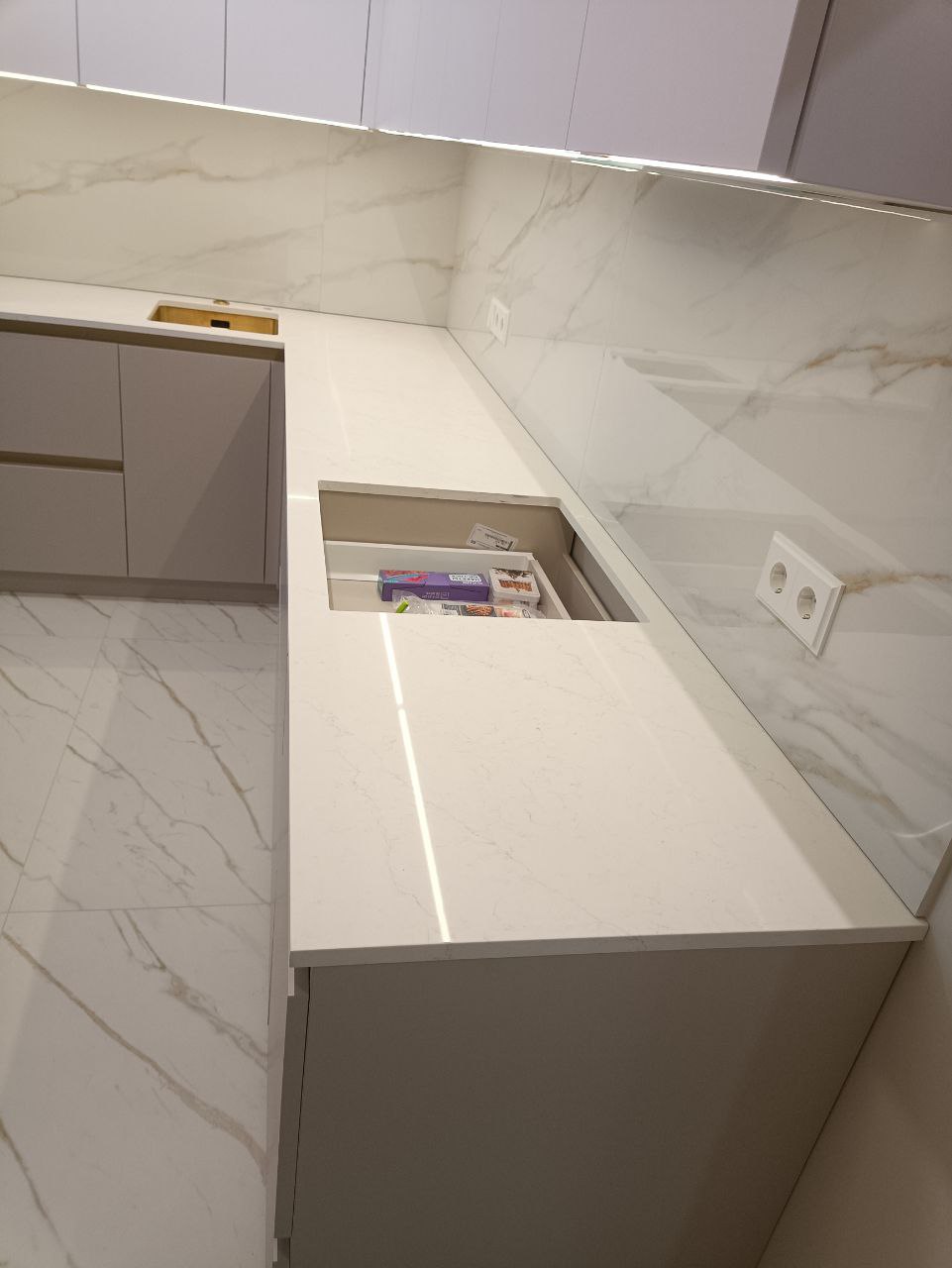 Крупный план столешницы Аварус Солнечный Сочи — вырез под врезную мойку, прямая кромка 20 мм