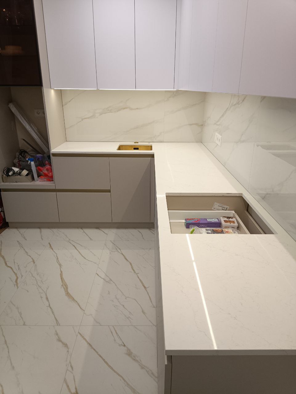 Кварц Аварус R723 Солнечный Сочи — фактура поверхности крупным планом, золотистые прожилки