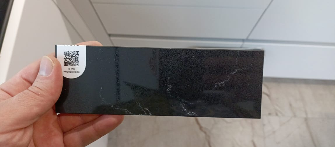 Образец кварцевого агломерата Аварус R510 Черное Море — чёрный глянец с мраморными прожилками
