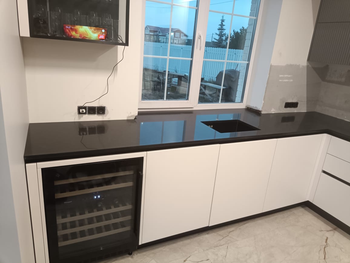 Г-образная столешница из кварцевого агломерата Аварус R510 Черное Море — чёрный с мраморными прожилками, Люберцы МО