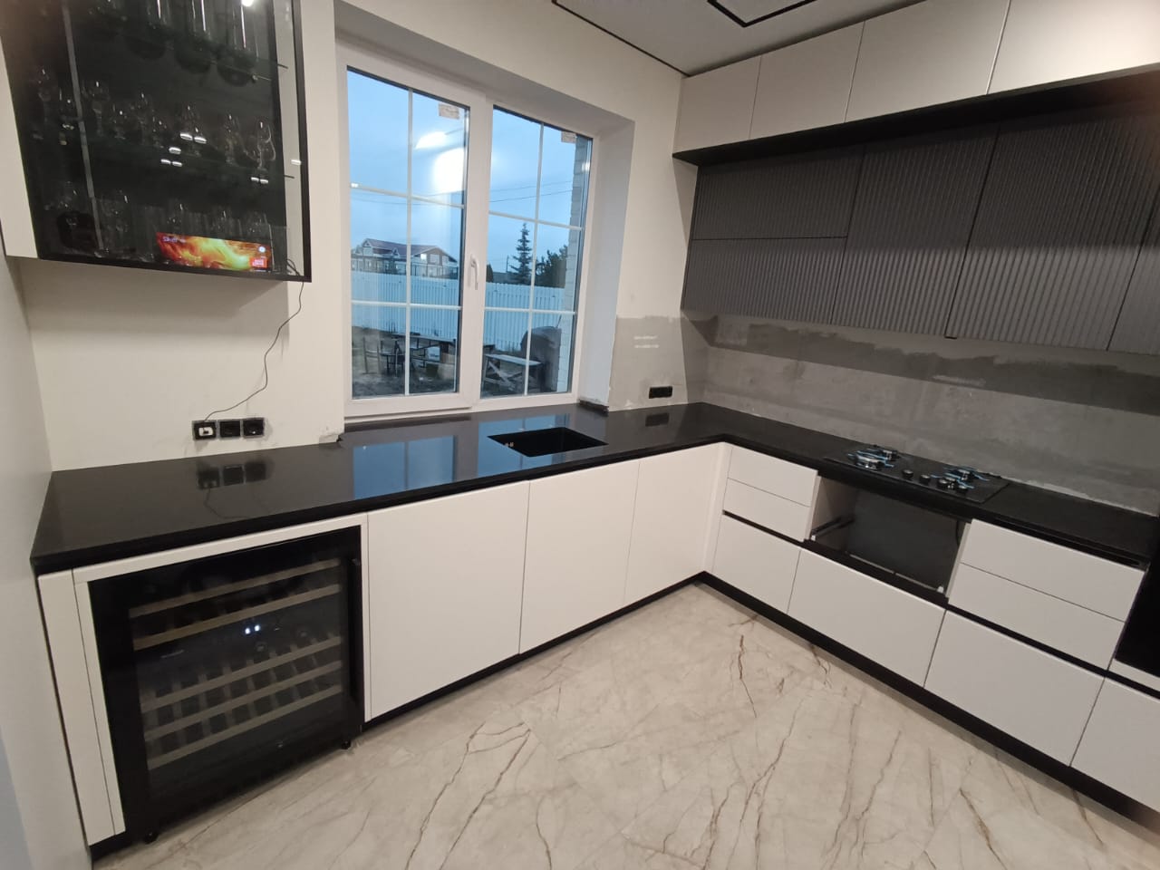 Г-образная кухня с чёрной столешницей Аварус R510 Черное Море — общий вид, белые фасады, мраморный пол