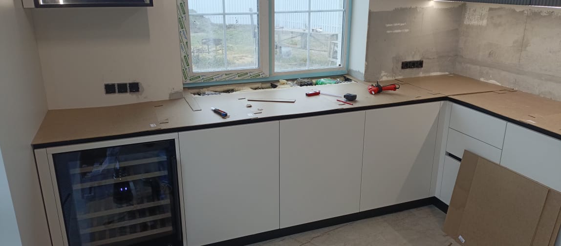 Снятие шаблона из оргалита для угловой столешницы Аварус Черное Море — замер на объекте в Люберцах