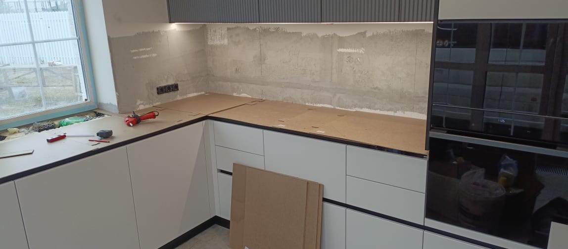 Шаблон Г-образной столешницы с интегрированным подоконником — разметка вырезов и кромки