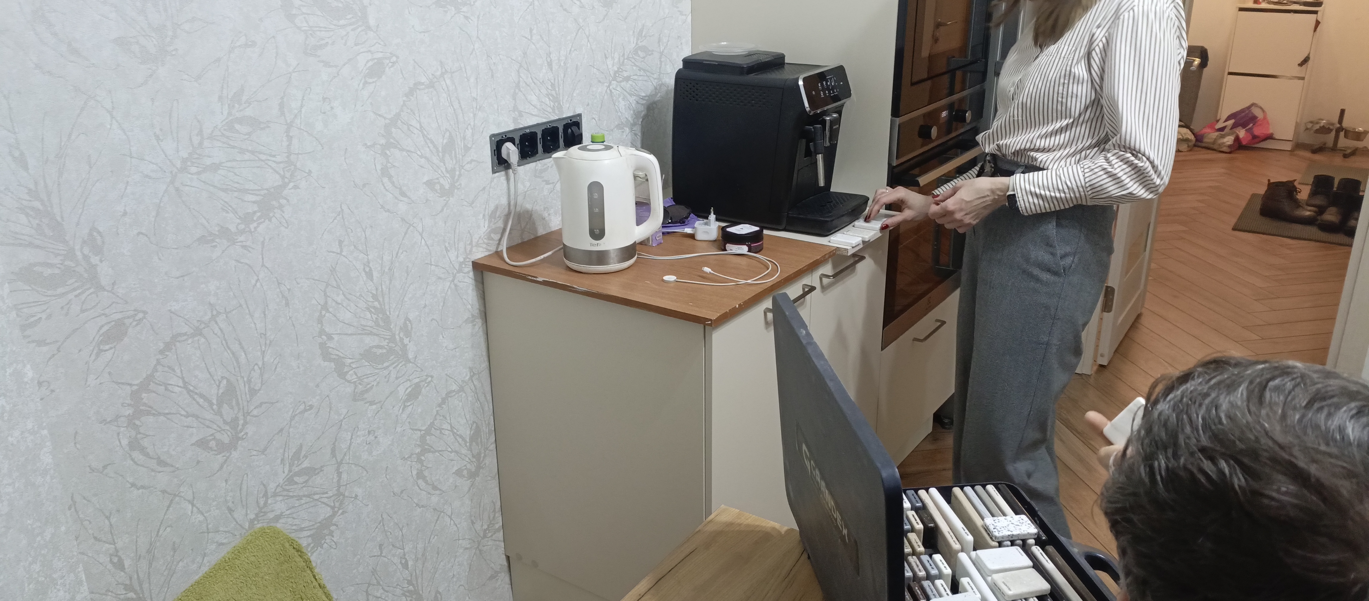 Подбор образцов акрилового камня Grandex на замере — клиент выбирает цвет столешницы