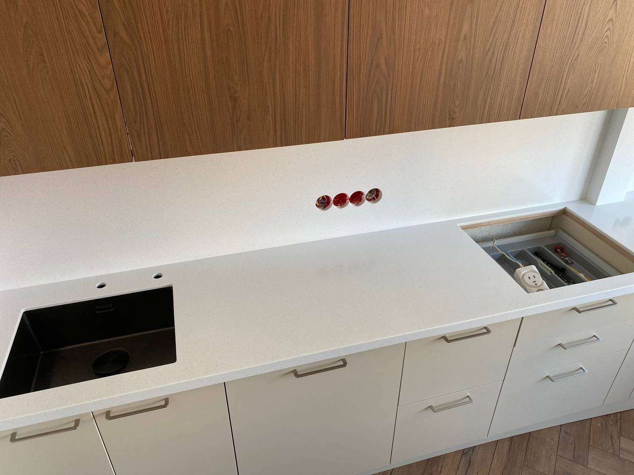 Столешница и стеновая панель из акрилового камня Grandex A422 Snow Pile — белый с вкраплениями, Москва ул. Полярная