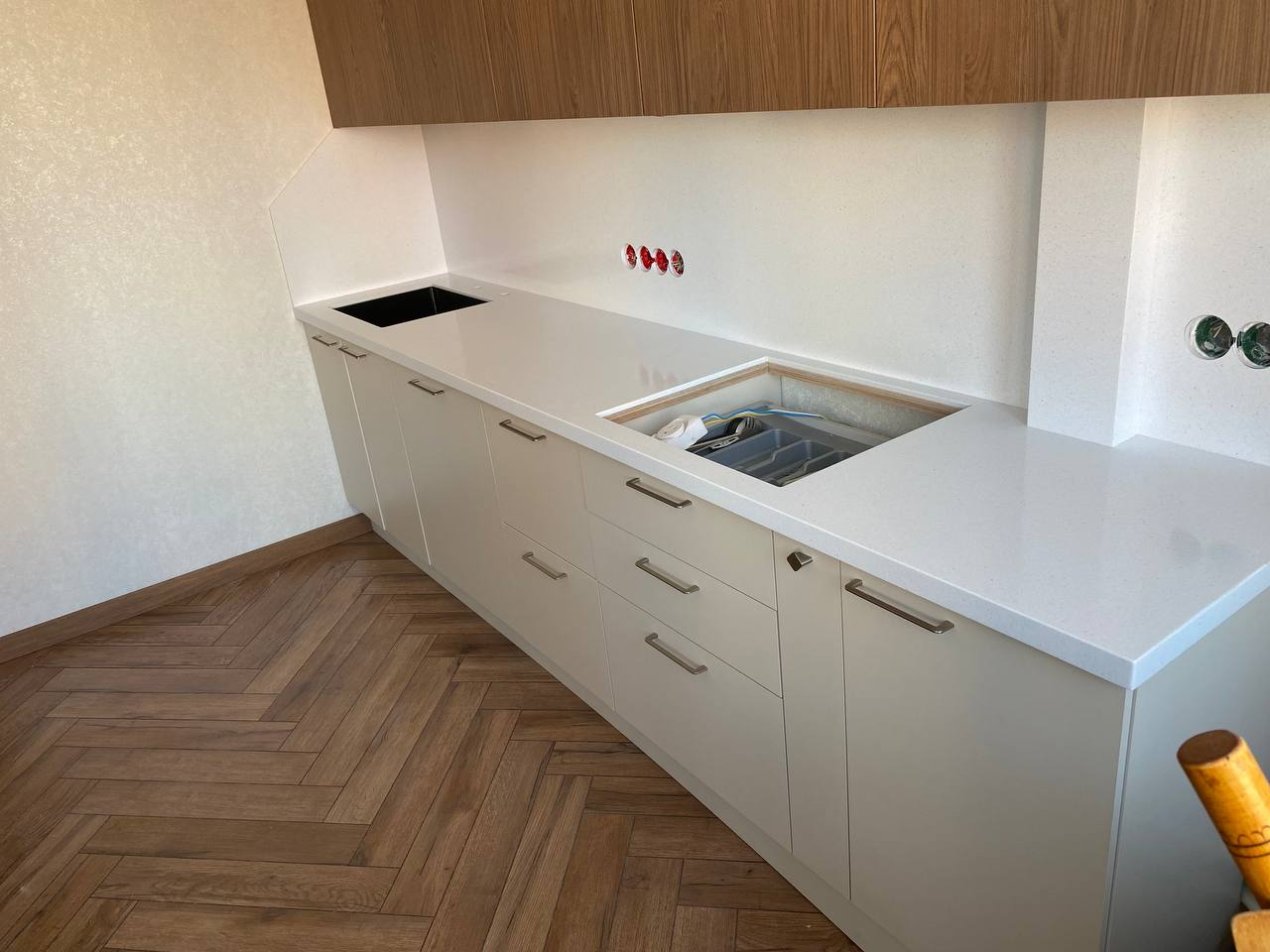 Кухня со столешницей и стеновой панелью из акрилового камня Grandex A422 Snow Pile — короб для газовых труб вписан в панель