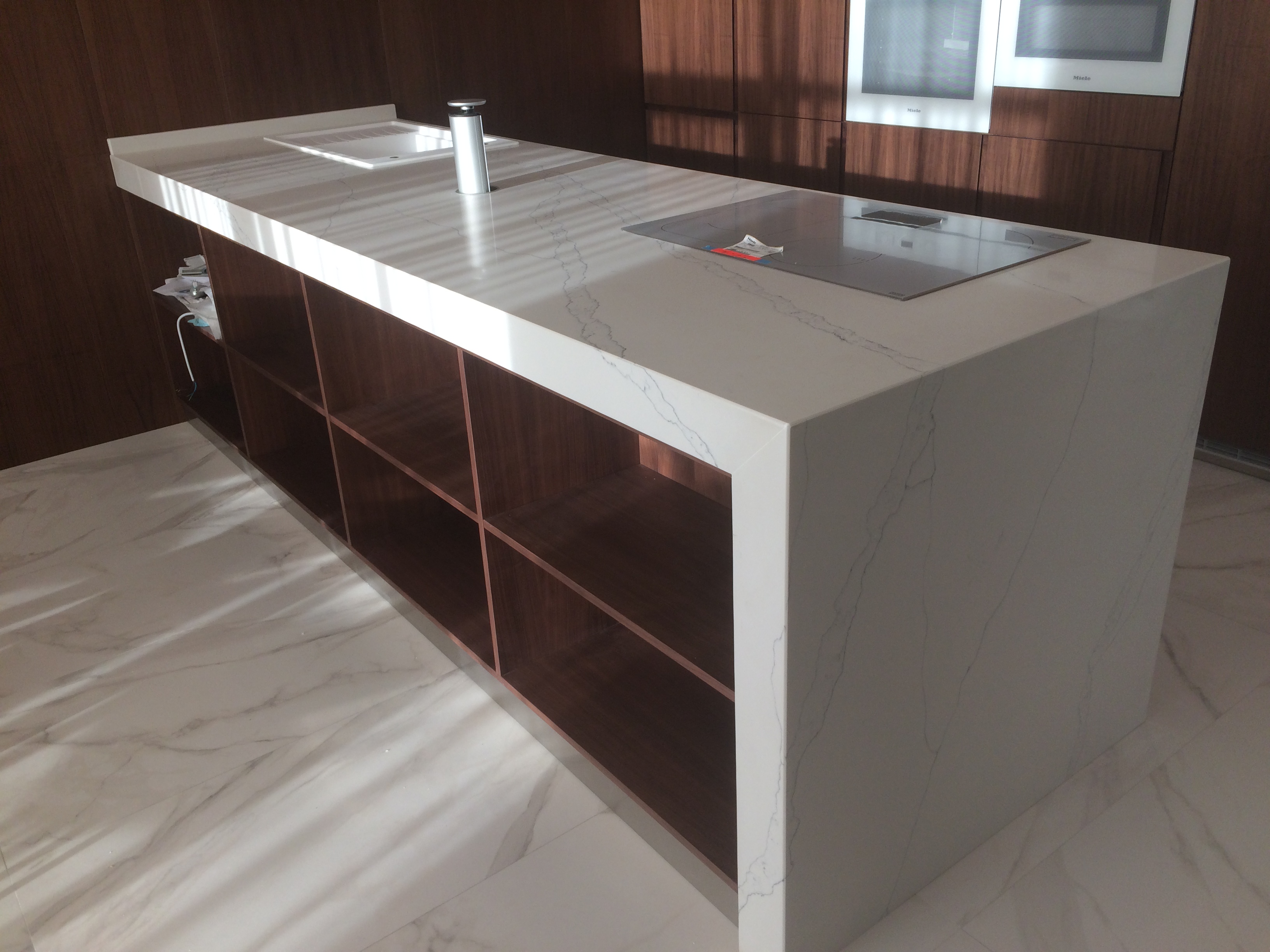 Столешница из кварца Avant 9000: толщина 10 см, кромка запилена под 45 градусов