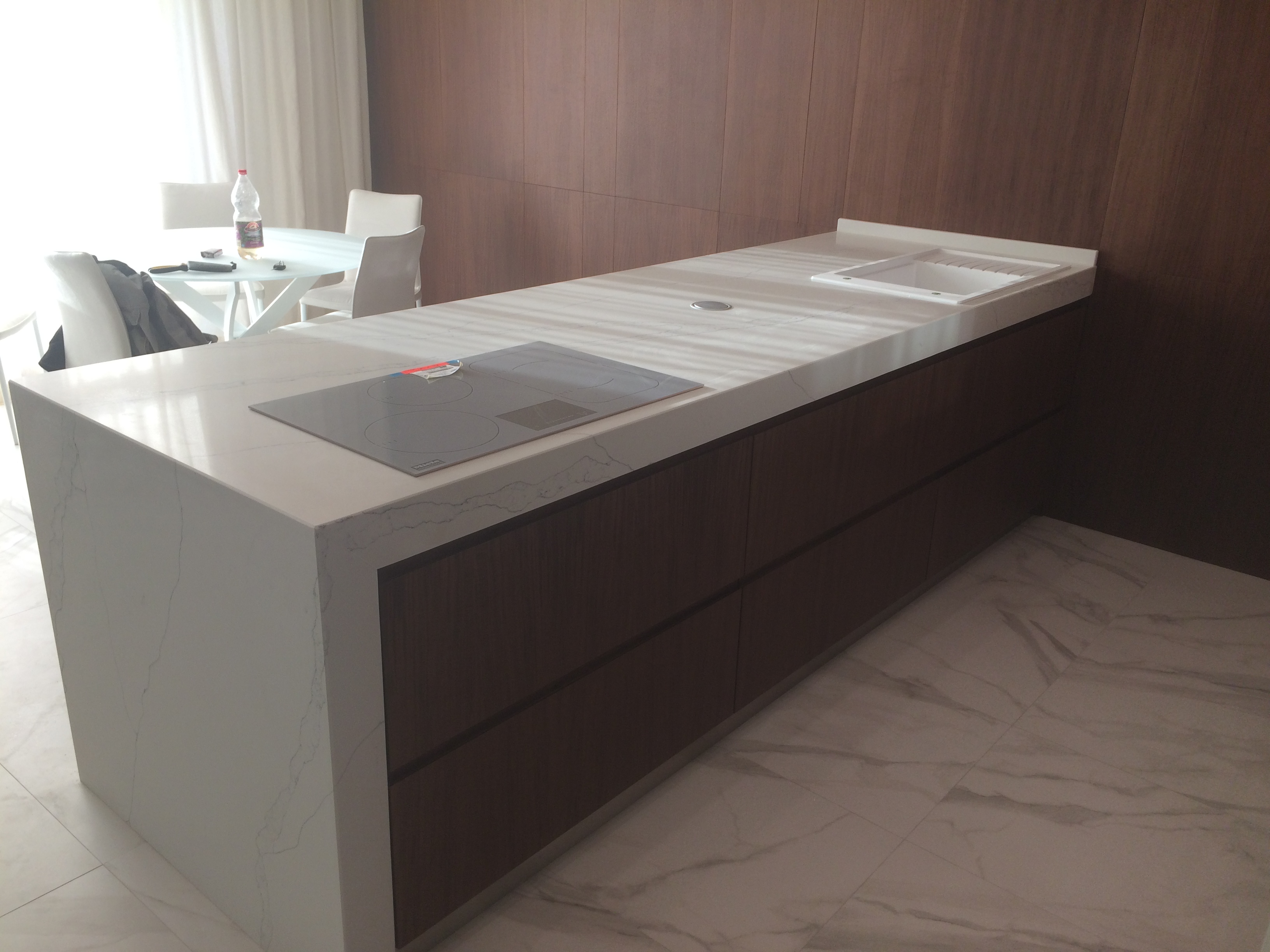 Вид на столешницу из кварца сзади. Материал кварцевый камень Avant.