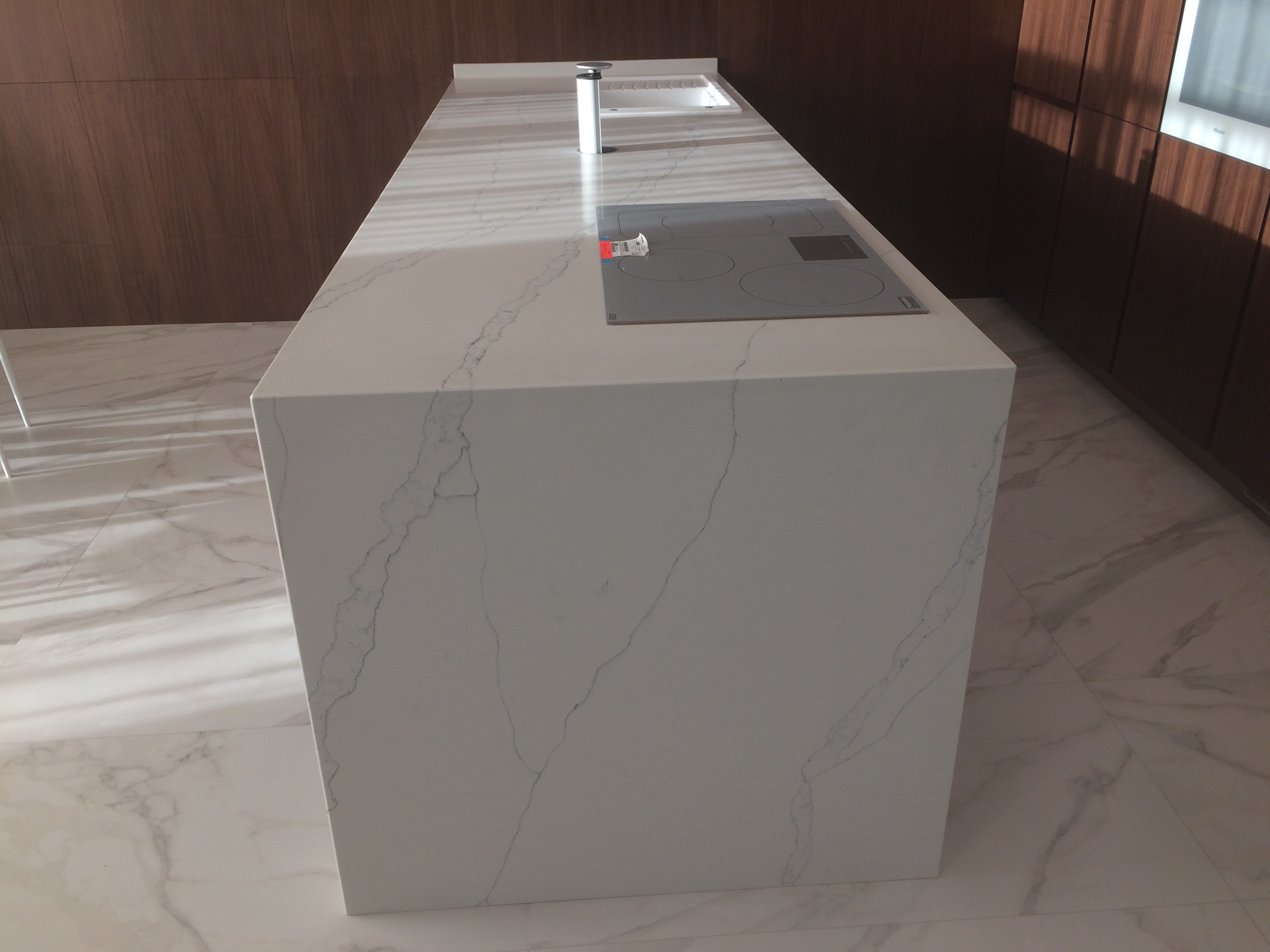 Рисунок кварцевого агломерата Калакатта переходит с столешницы на ногу