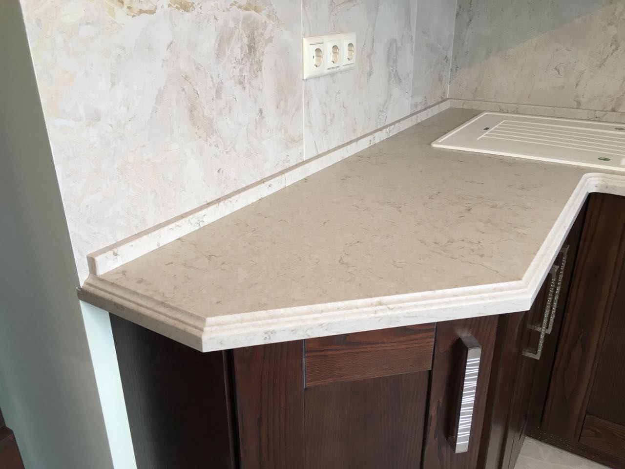 Мраморный рисунок кварца Caesarstone 5212 Taj Royale Кухонная столешница из камня Caesarstone: мраморный рисунок кварцевого агломерата крупным планом
