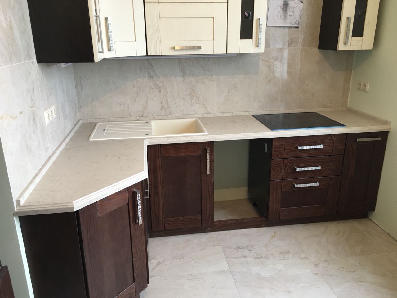 Г-образная столешница из кварца Caesarstone 5212 Taj Royale Г-образная столешница из кварцевого агломерата Caesarstone 5212 Taj Royale: накладная мойка белого цвета и пристеновой плинтус 20 мм