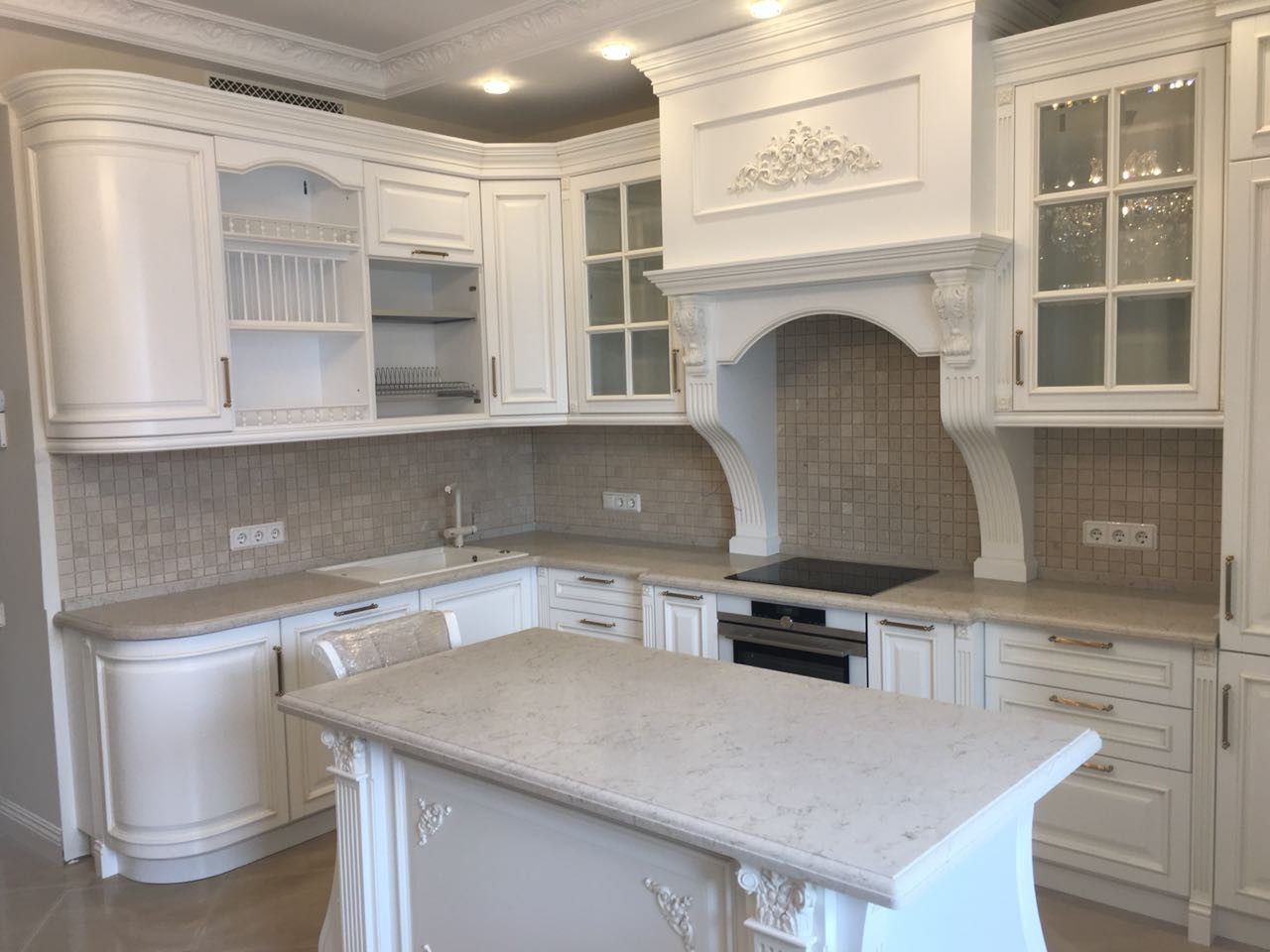 Столешница из камня Caesersrone 5212 Угловая столешница из камня с фигурной кромкой и островом из кварцевого агломерата Caeserstone