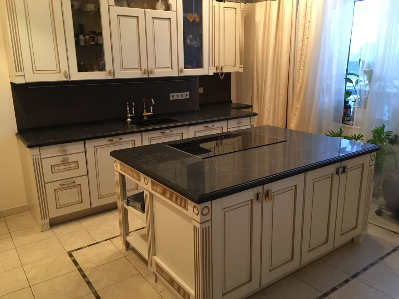 Столешница с островом на кухню из кваревого агломерата Caeserstone 6338 Woodlands: фигурная кромка и интегрированная мойка 