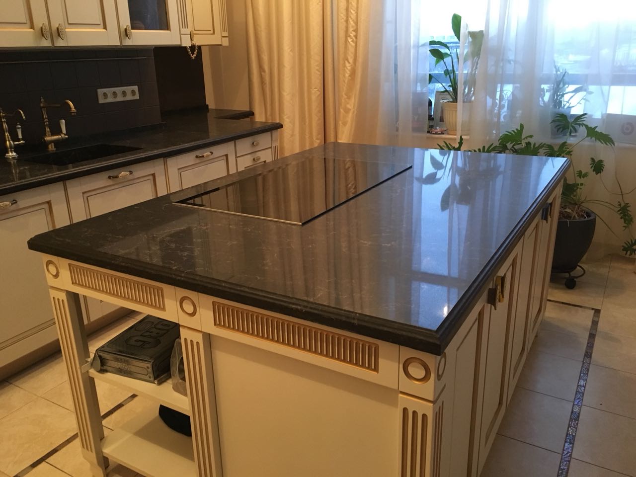 Остров на кухню из кварцевого камня Caeserstone 6338 Woodlands