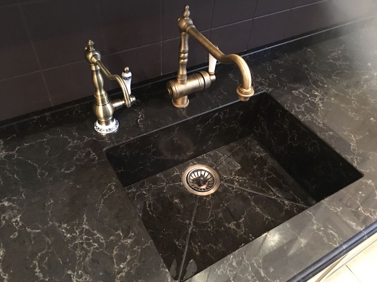 Литая (интегрированная) мойка из кварца Caeserstone 6338 Woodlands