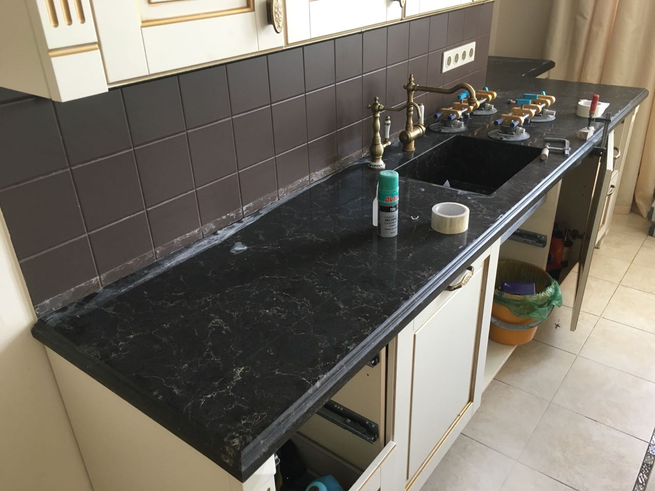 Столешница из камня склеивается и стягивается с помощью специальных пневмо (вакуумных) стяжек