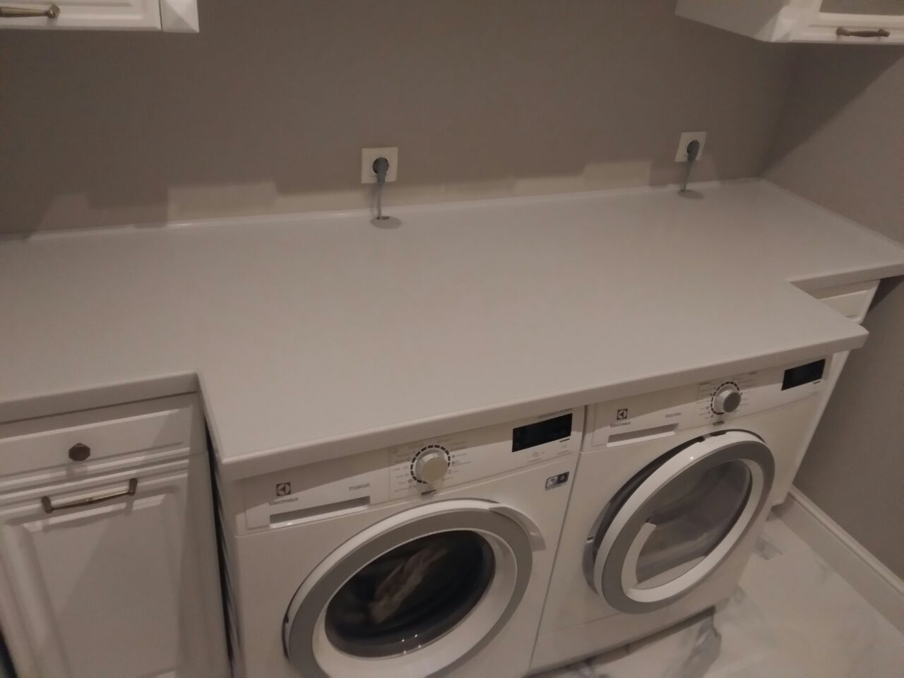 Столешница из камня в постирочную комнату Столешница в постирочную из камня Corian Pearl Grey с плавным бортиком