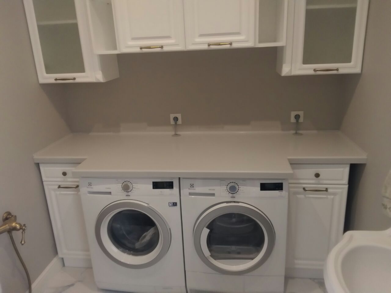 Небольшая каменная столешница в постирочную. Вид спереди на небольшую каменную столешницу для постирочной комнаты. Материал искусственный камень Corian Pearl Grey.