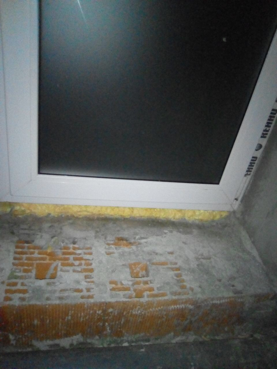 До монтажа подоконника из искусственного камня