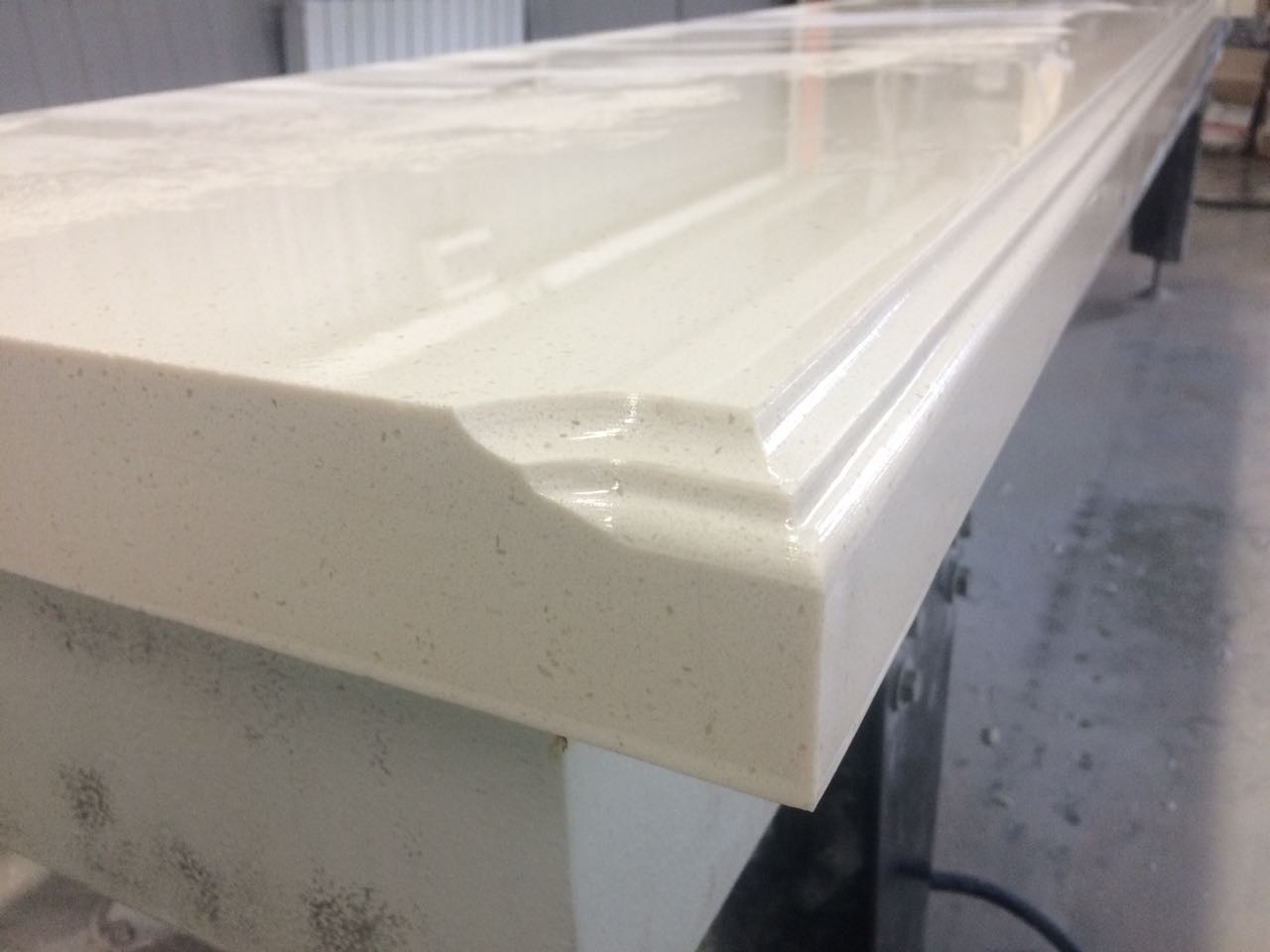 Пример фигурной кромки на столешнице из камня