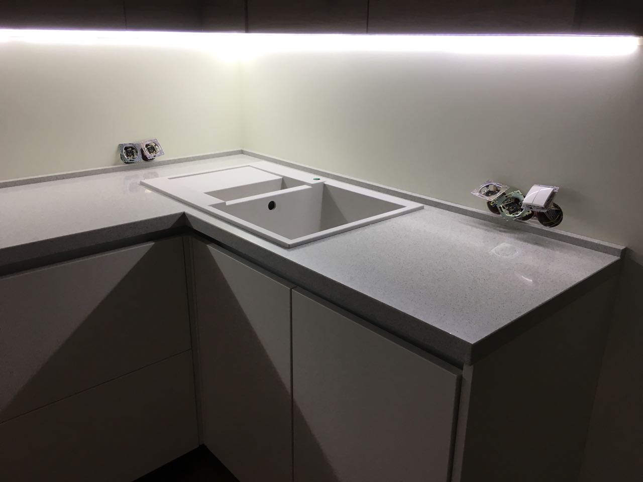 Вид сбоку на столешницу из кварца Фотография каменной столешницы с другого ракурса.