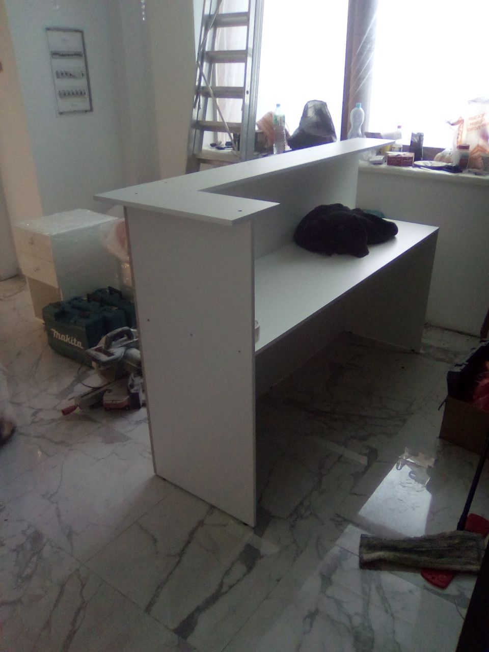 Ресепшен, до того как на него установили каменную столешницу с фигурной кромкой