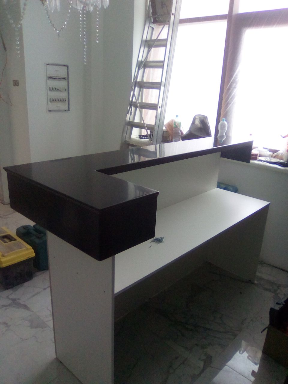 Ресепшен с столешницей из искусственного камня черного цвета с белыми точками Grandex S202 Peaceful Night