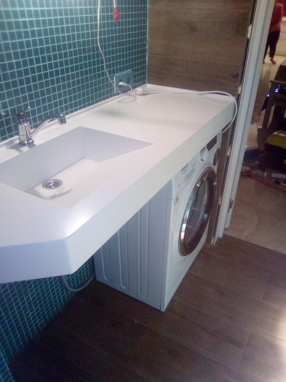 Белая каменная столешница в ванную комнату Himacs S302 Столешница в ванную из белого искусственного камня Himacs S302 White Opal: раковина интегрированная, форма стока