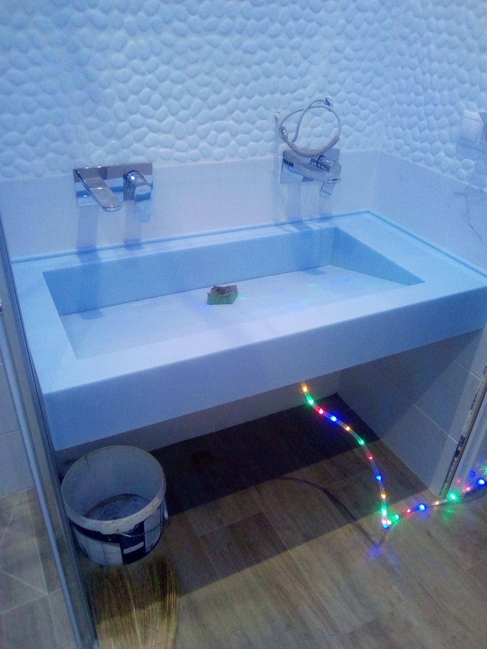 Столешница в ванную из искусственного камня с раковиной с щелевым сливом Фотография столешницы из камня LG Himacs S303 Blue Saphire: интегрированная раковина с сливом