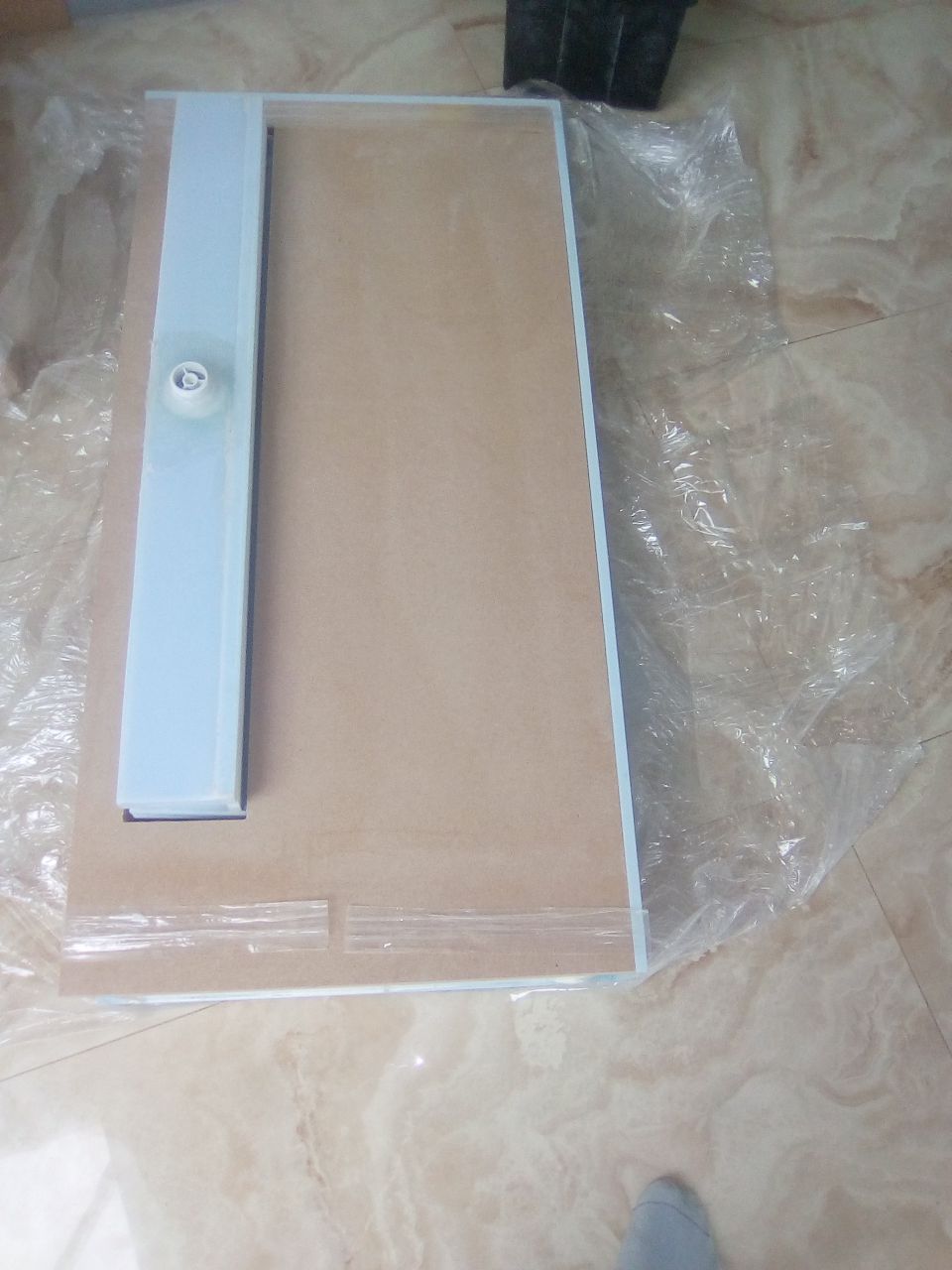 Вид снизу на столешницу из светопропускающего искусственного камня Вид на столешницу с раковиной в ванную комнату снизу: виден выход под сифон