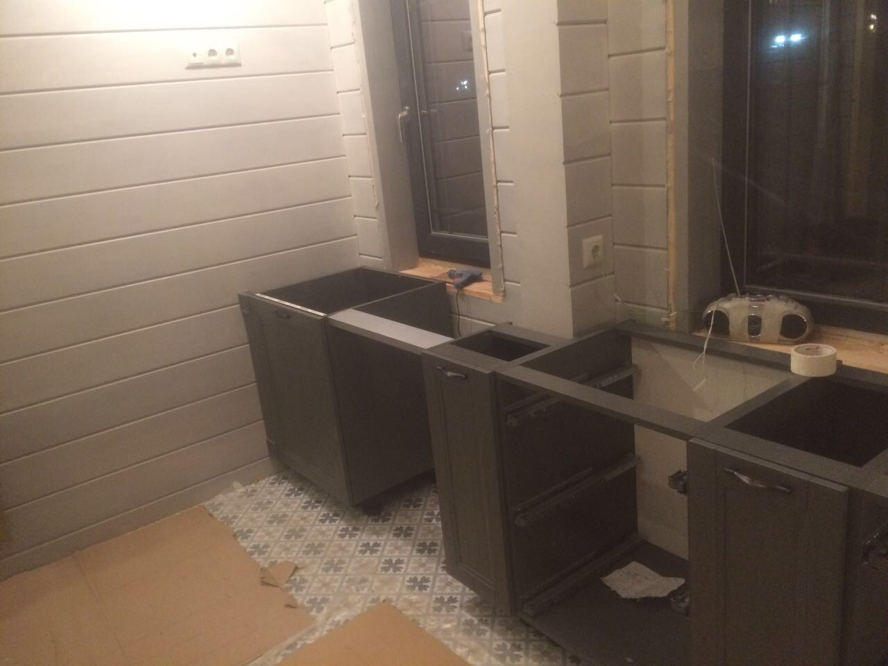 Кухонные базы (тумбочки) пока еще не накрытые столешницей из кварца