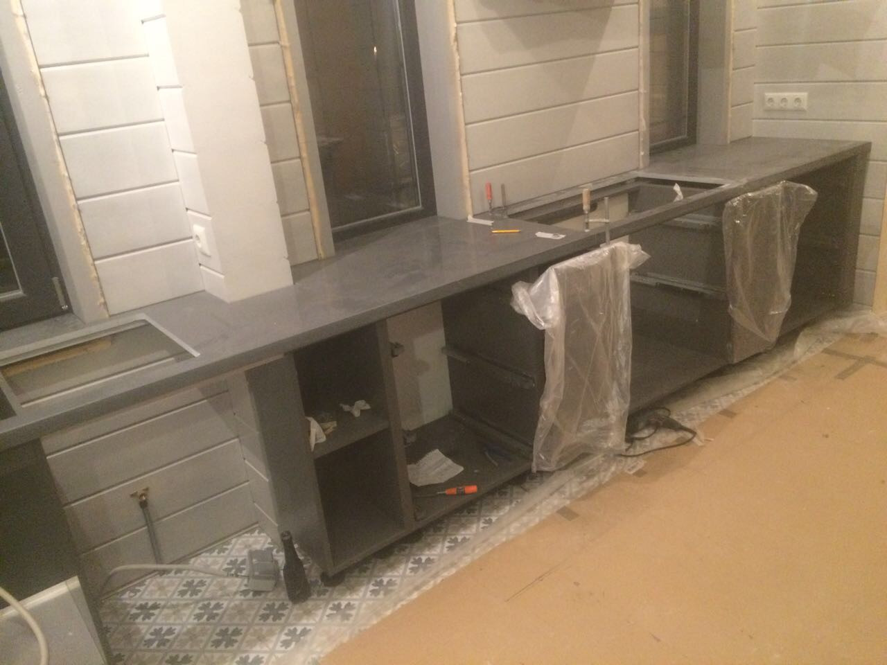 Вторая часть столешницы из кварца уложенна