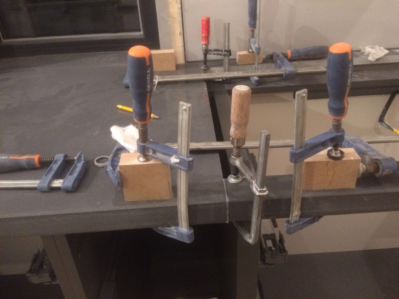 Пример технологоии склейки кварцевой столешницы: гибридная технология пришедшея из акрилового камня