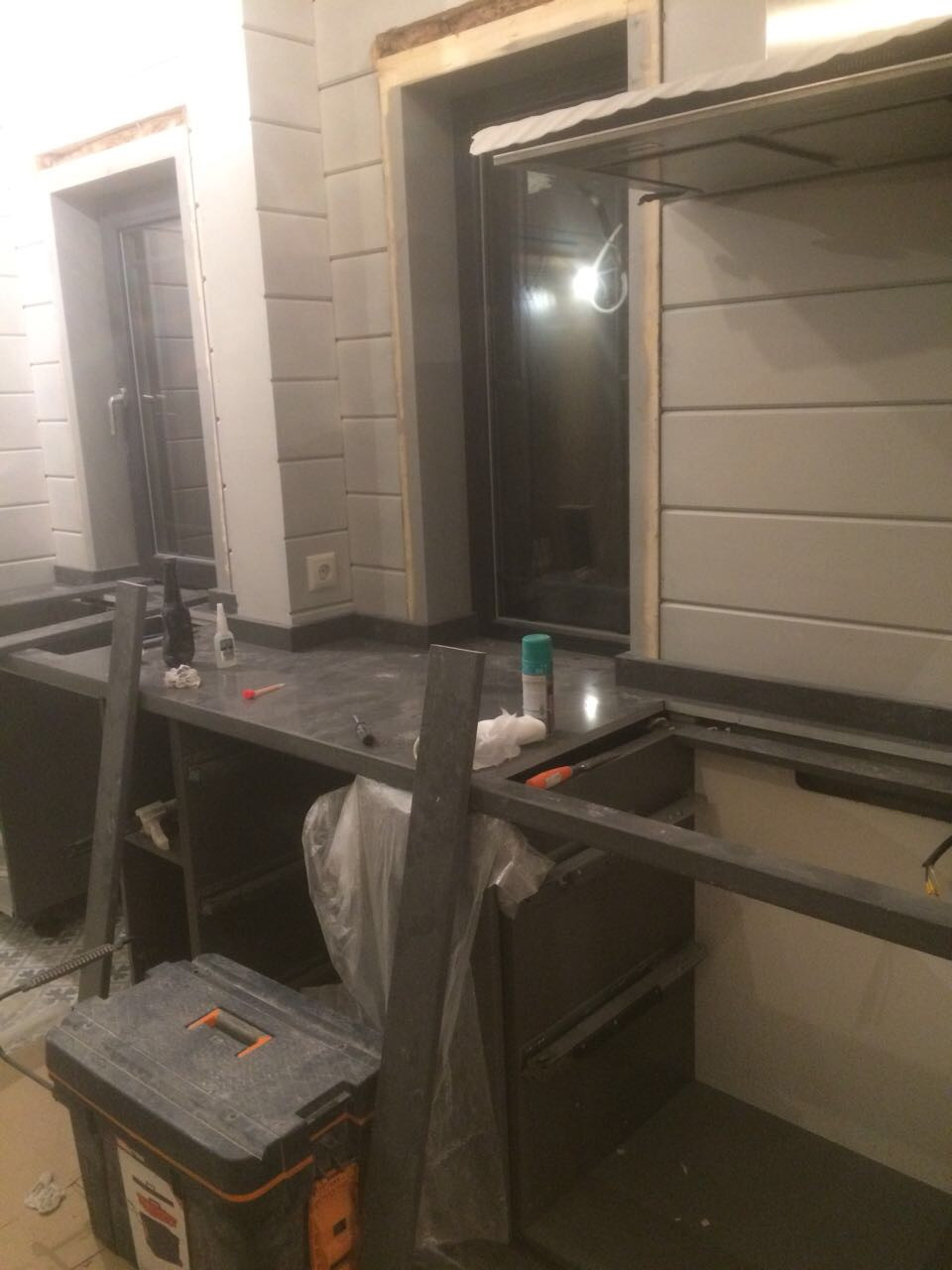 Установленны плинтуса (бортики) из кварцевого камня