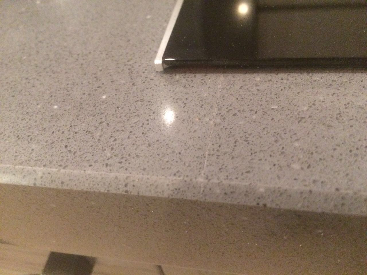 Пример хорошего шва на кварцевой столешнице