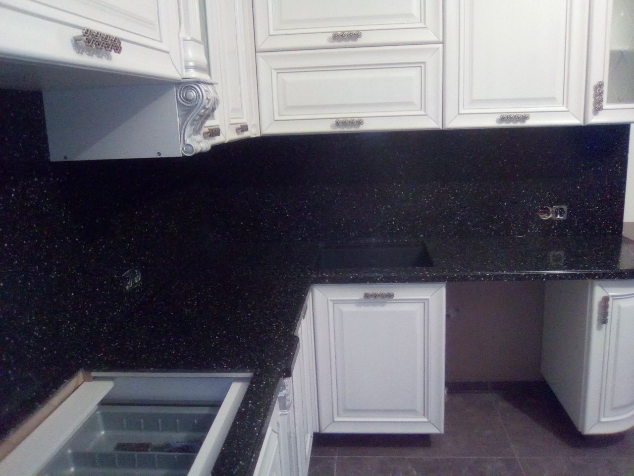 Столешница с стеновой панелью из камня LG Himacs W004 Star Queen: мойка с нижней подклейкой из керамогранита