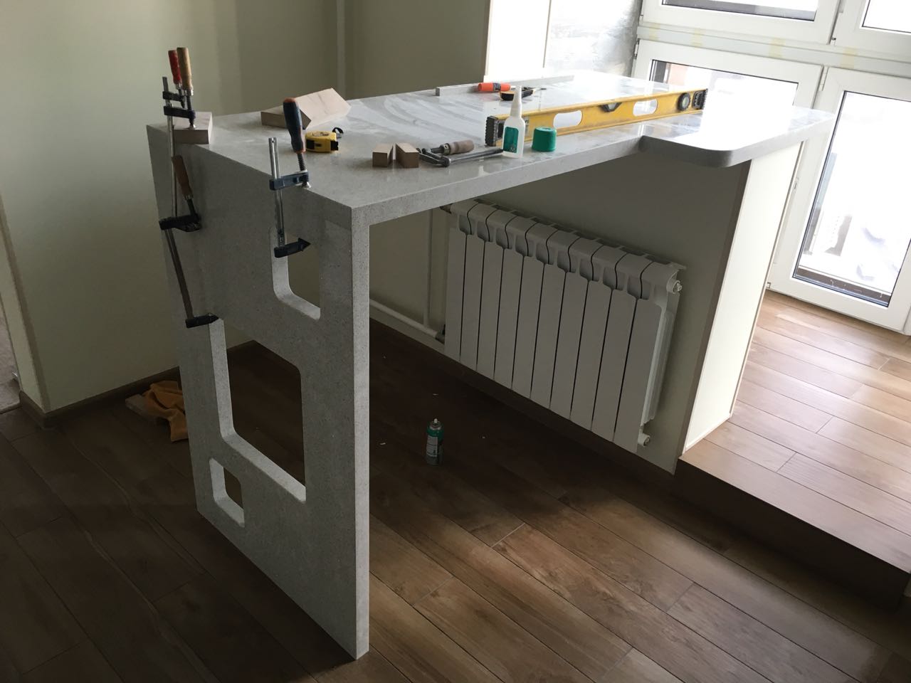 Сборка и установка барной стойки: кварцевый агломерат Radianz GG900 Процесс монтажа барной стойки из кварца Samsung Radianz GG900