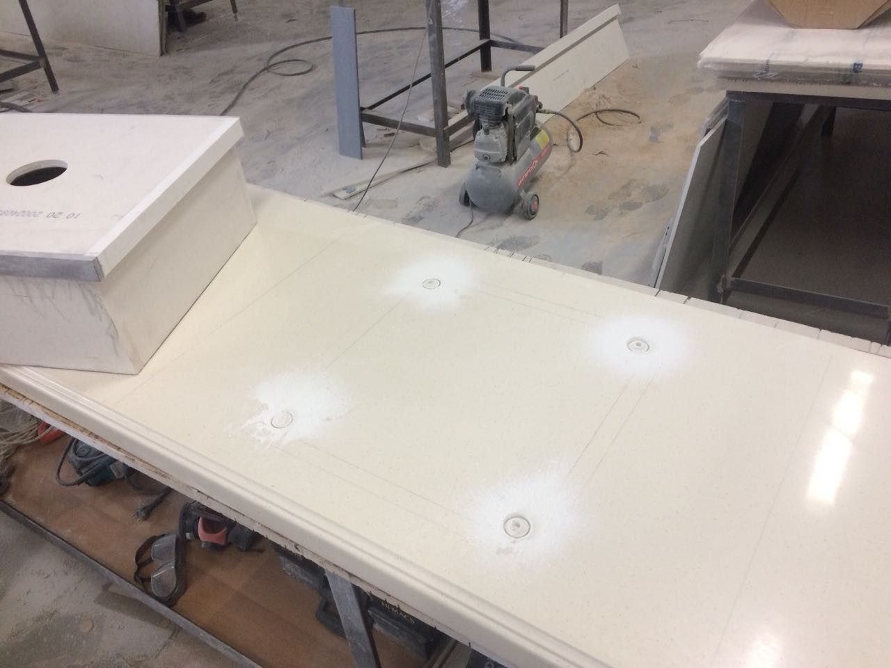 Мойка из камня изготовленна, но еще не вклеенна