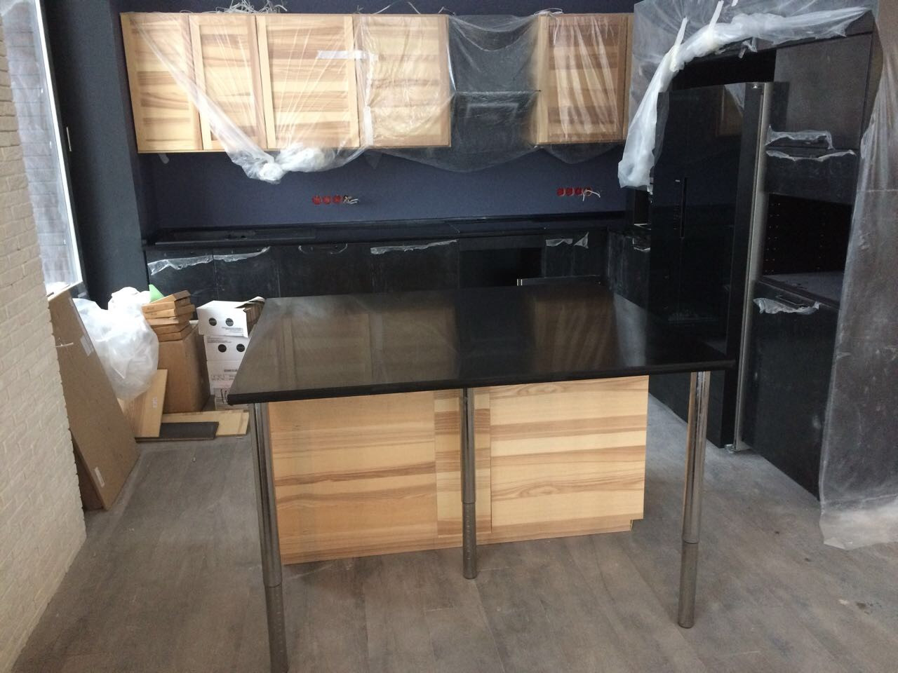 Островная часть столешницы на кухню в загородном доме Остров на кухню из камня mauna loa black mb990 Samsung Radianz