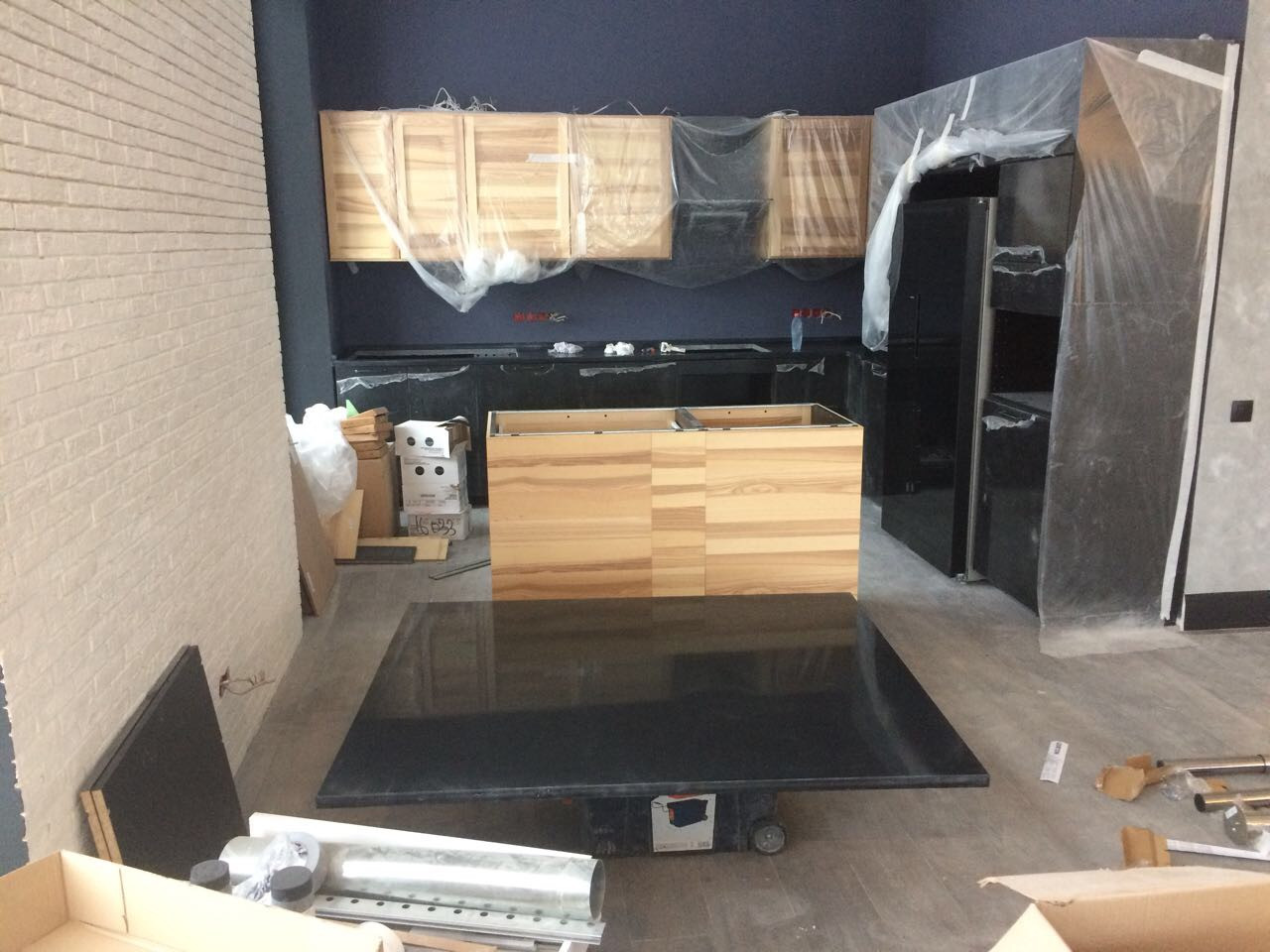 Остров из 30 мм кварцевого агломерата скоро будет установлен Островная часть столешницы из кварца готова к монтажу