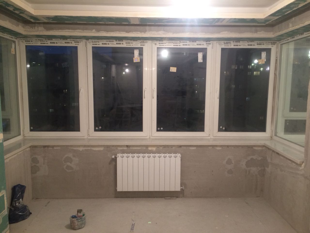 П-образный подоконник из кварцевого камня: установлен на стяжку из бетона