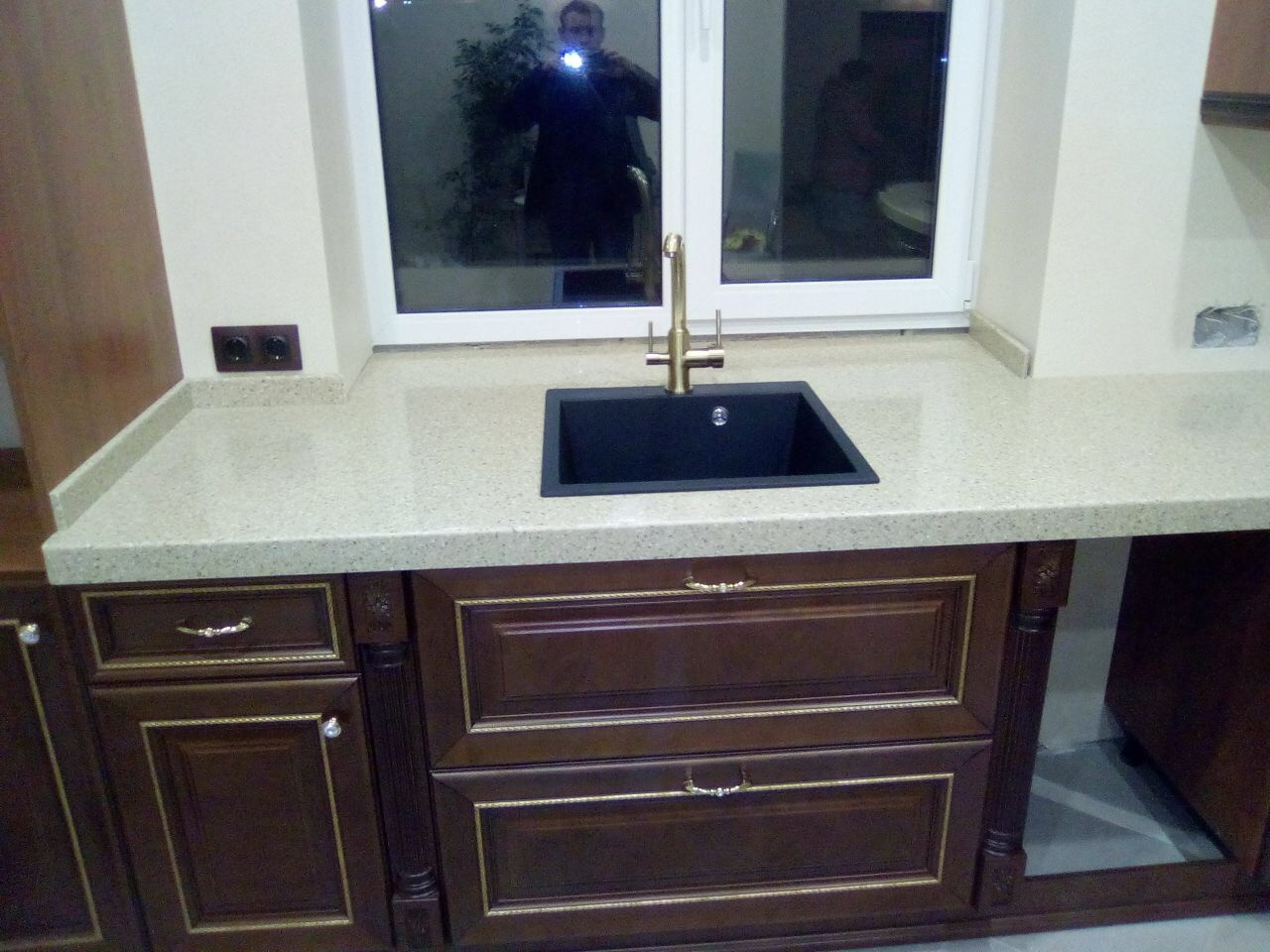 Столешница с интегрированным подоконником из камня Tristone F122